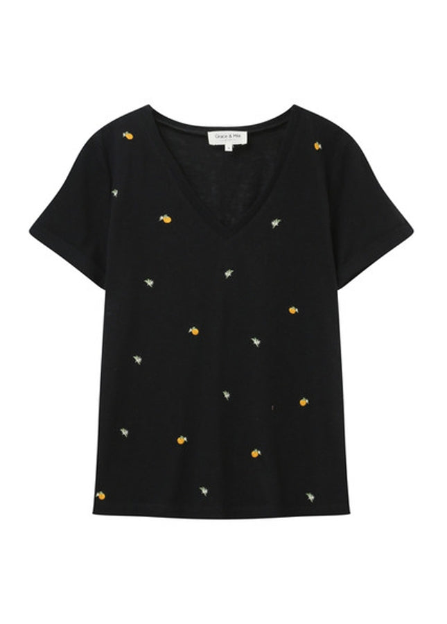 Zwart T-shirt Jerry met geborduurd motief van het merk Grace & Mila. Het zwarte T-shirt heeft een V-hals , korte mouwen en een rechte snit. Ultra comfortabel en tijdloos T-shirt, de geborduurde details voegen net dat beetje extra toe aan het T-shirt. Shop de nieuwe collectie dames T-shirts en tops online.