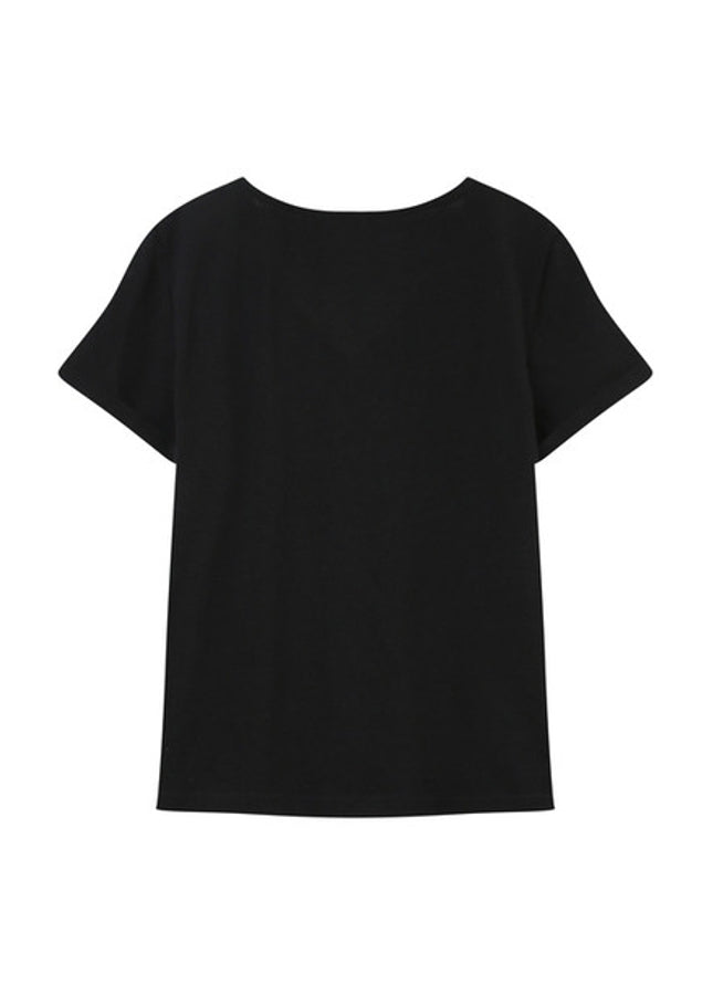 Zwart T-shirt Jerry met geborduurd motief van het merk Grace & Mila. Het zwarte T-shirt heeft een V-hals , korte mouwen en een rechte snit. Ultra comfortabel en tijdloos T-shirt, de geborduurde details voegen net dat beetje extra toe aan het T-shirt. Shop de nieuwe collectie dames T-shirts en tops online.