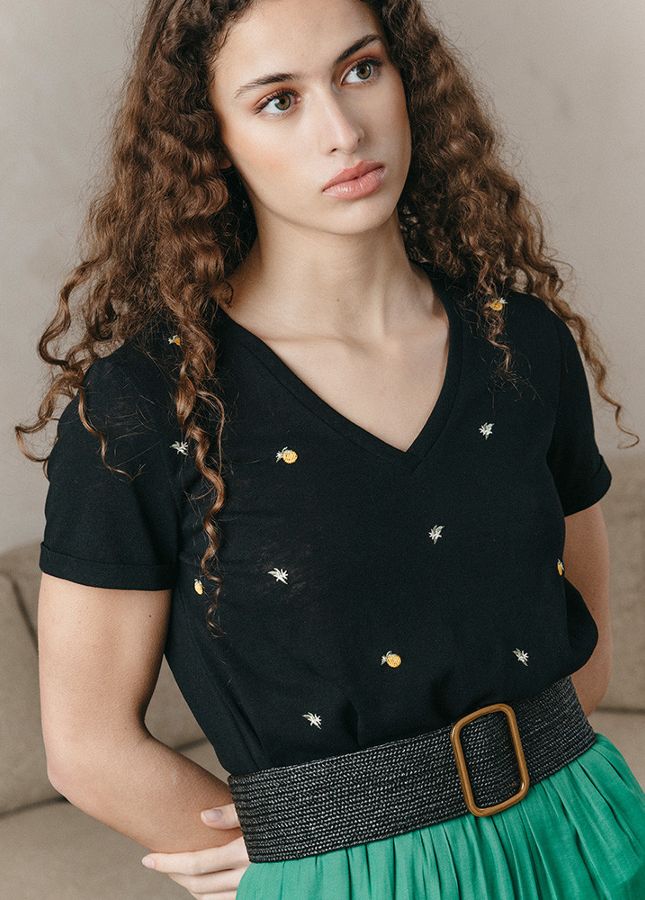 Zwart T-shirt Jerry met geborduurd motief van het merk Grace & Mila. Het zwarte T-shirt heeft een V-hals , korte mouwen en een rechte snit. Ultra comfortabel en tijdloos T-shirt, de geborduurde details voegen net dat beetje extra toe aan het T-shirt. Shop de nieuwe collectie dames T-shirts en tops online.