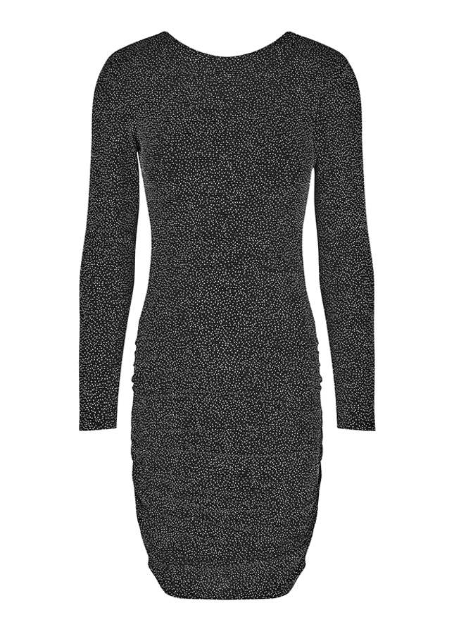 Online dameskleding Boetiek Aniek I Zwarte getailleerde glitterjurk van het merk mbyM. De aansluitende korte glitterjurk heeft lange mouwen en een ronde hals. Deze glitterjurk is perfect geschikt voor een feestje. Shop de nieuwe jurken, mbyM jurken, glitterjurken, zwarte korte glitterjurk, feestjurken, paillettenjurk.