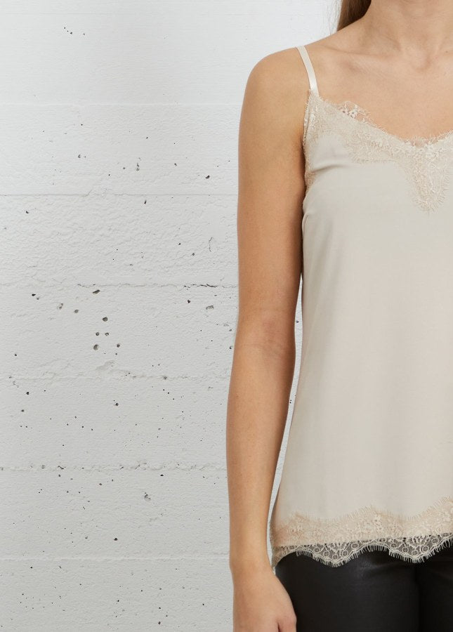 Online dames Fashion Boetiek Aniek I Mooie nude lace top van het merk CC Heart. De lace top is een strak en elegant hemdje met een zachte V-hals en verstelbare spaghettibandjes.De top is voorzien van kanten details en heeft een relaxte pasvorm. Shop mooie basic tops en hemdjes met kant in de kleuren zwart, wit en beige
