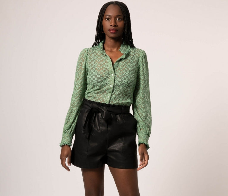 Online Fashion Boetiek Aniek I We zijn verliefd op deze look. De groene mesh blouse van het merk FRNCH met geborduurde bloemen is echt een eyecather. Combineer de groene mesh blouse met de zwarte vegan leather pu short van FRNCH.