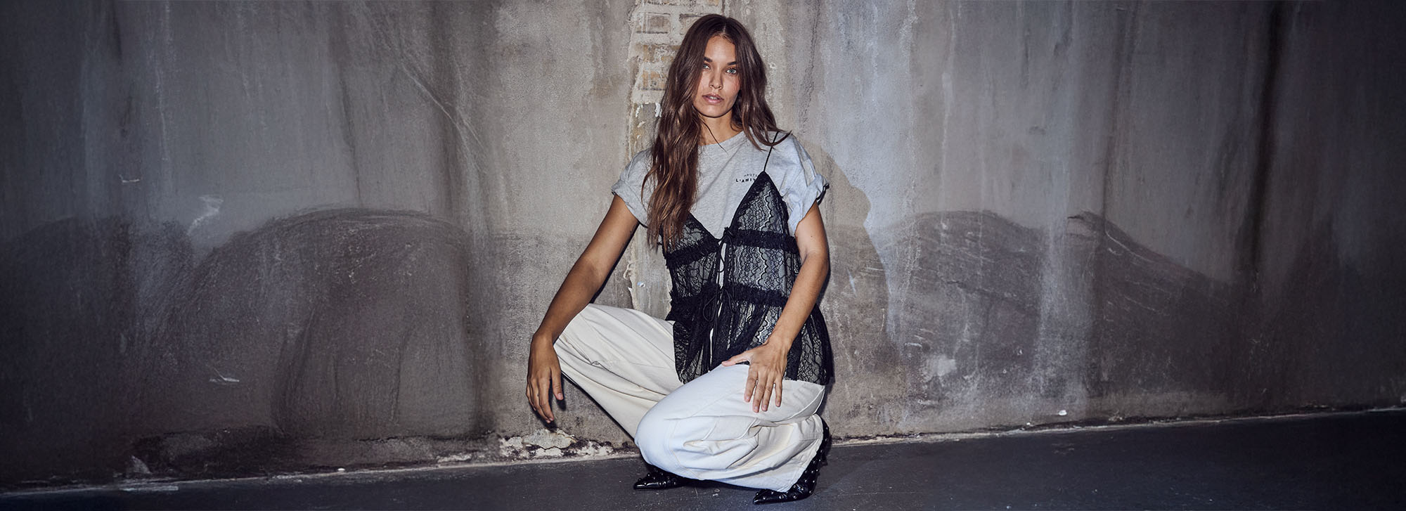 Spring collectie van Haute L’Amitié met denim, lace en sportieve damesmode in lichte tinten.