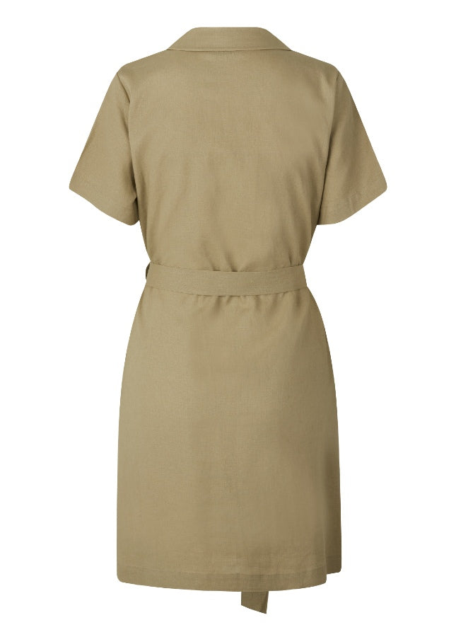 Beige linnenmix blousejurk van het merk Modstrom. De beige midi-jurk Darrel heeft een resortkraag, korte mouwen, een borstzakje, knopen aan de voorkant. De beige jurk heeft een brede strikceintuur in de taille, waardoor je de jurk mooi kunt tailleren. De perfecte zomerjurk. Shop de nieuwe collectie jurken online.