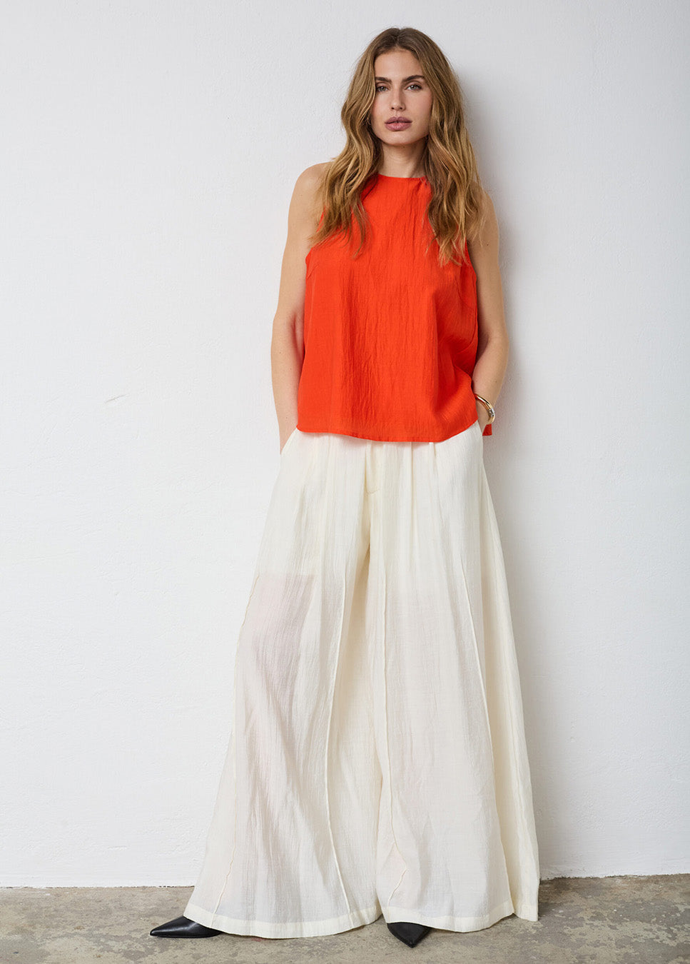 Co Couture AuraCC Skirt LL Pant Off white voorkant model met rode top