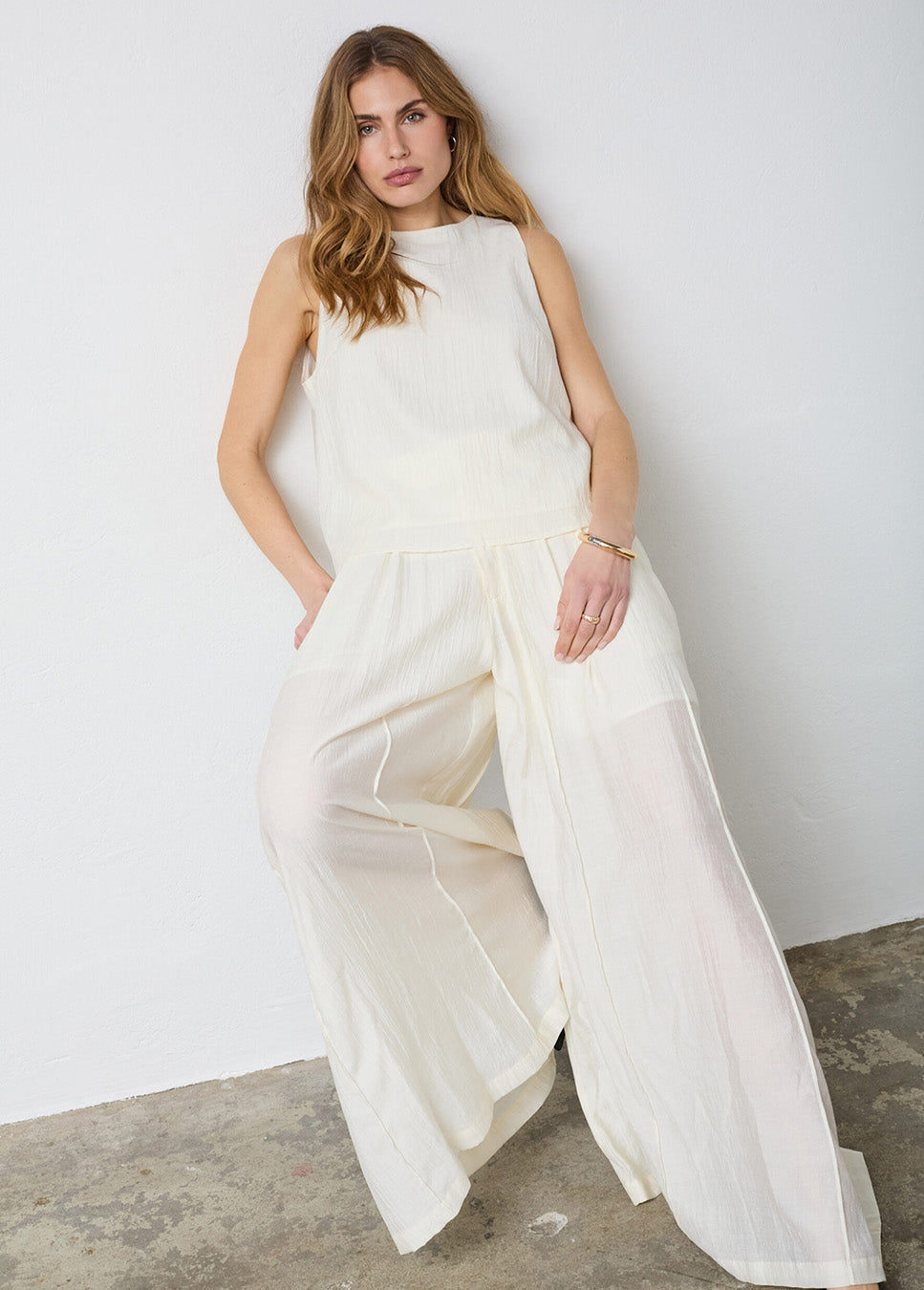 Co Couture AuraCC Top mouwloos off white voorkant model met bijpassende broek