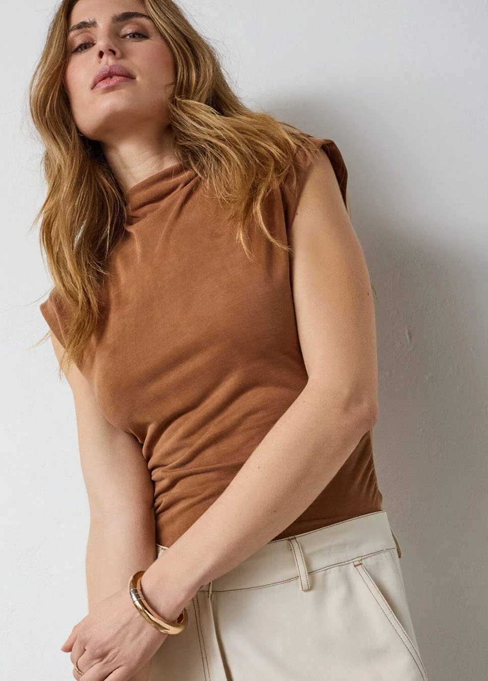 Co Couture CamillaCC Tee o-neck bruin voorkant model