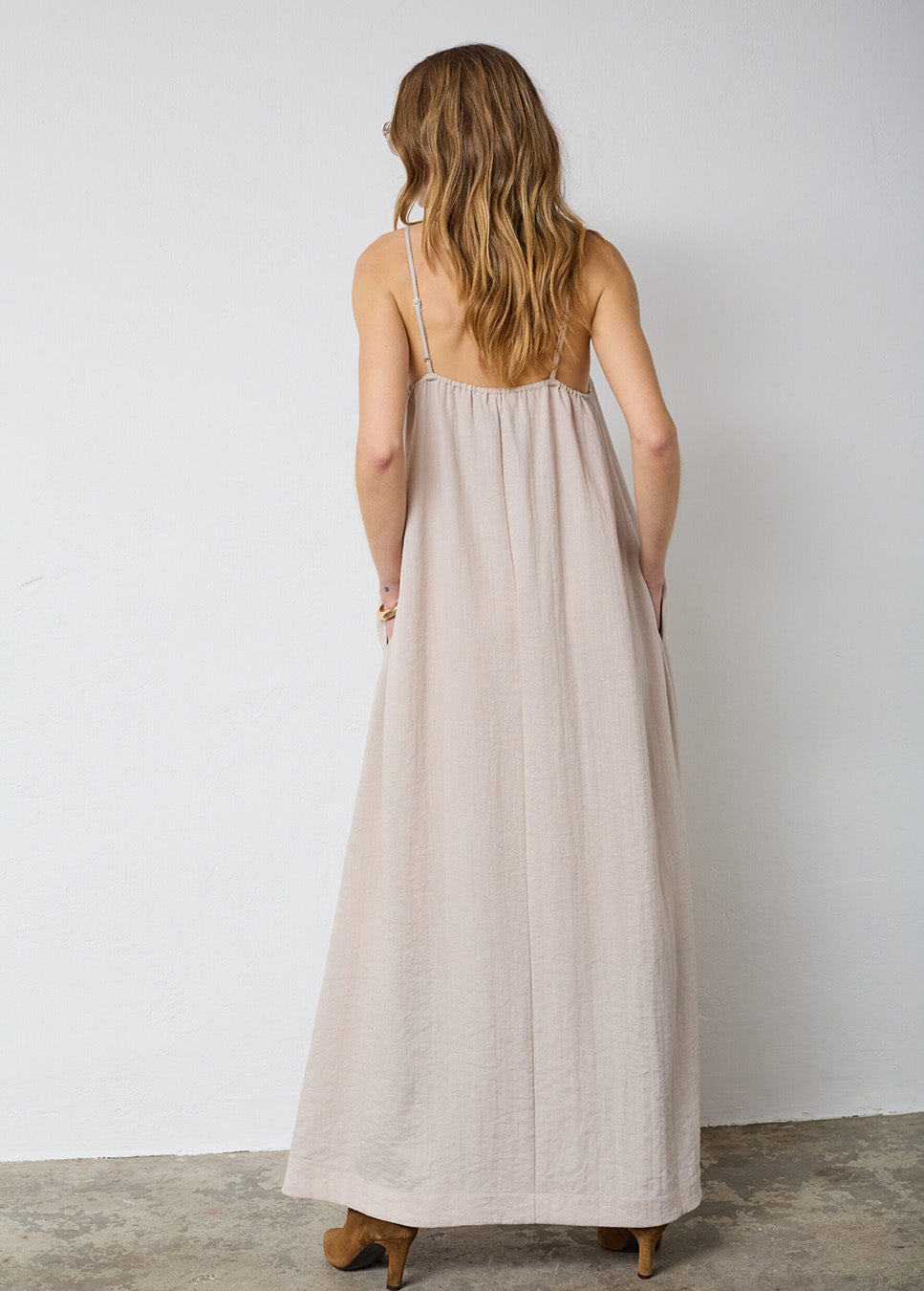 Co Couture EvaCC Strap Dress maxi beige achterkant van het model