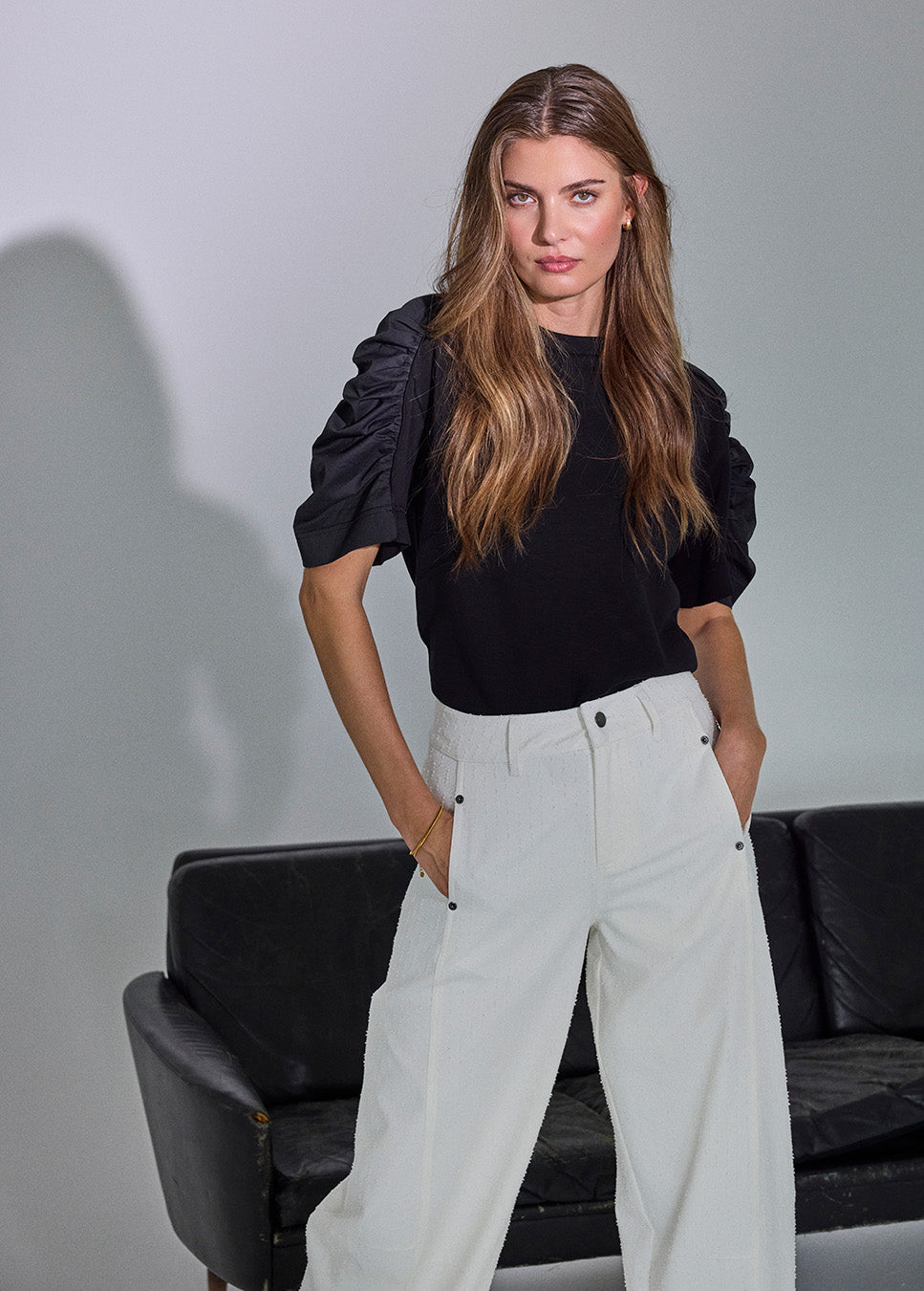 Co Couture MarciCC Structure LL Pant off white 41133 voorkant model met zwarte top