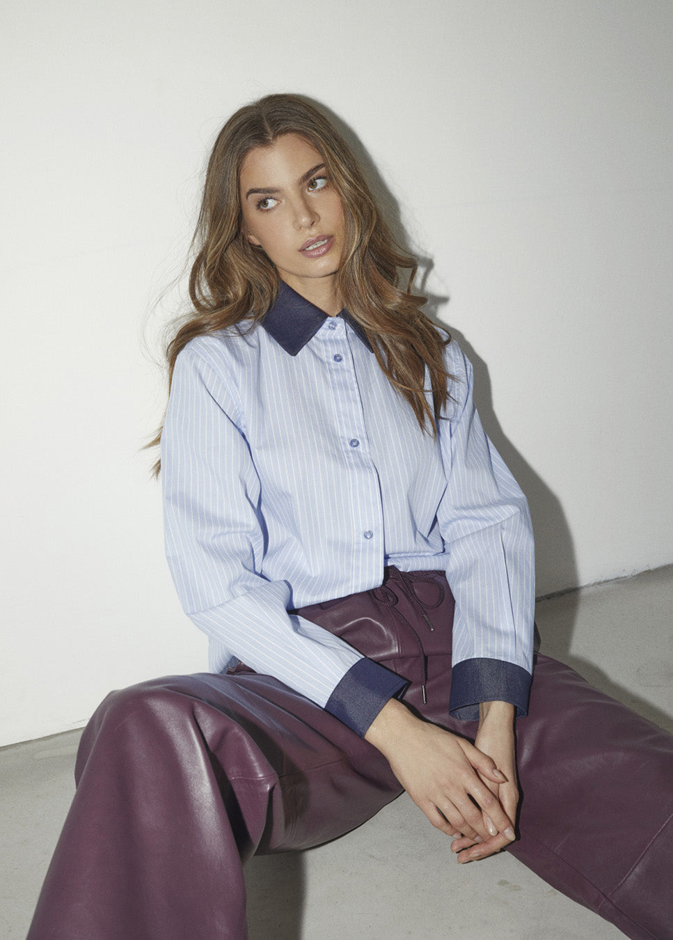 Co Couture NelsonCC stripe blouse blauw voorkant model burgundy broek