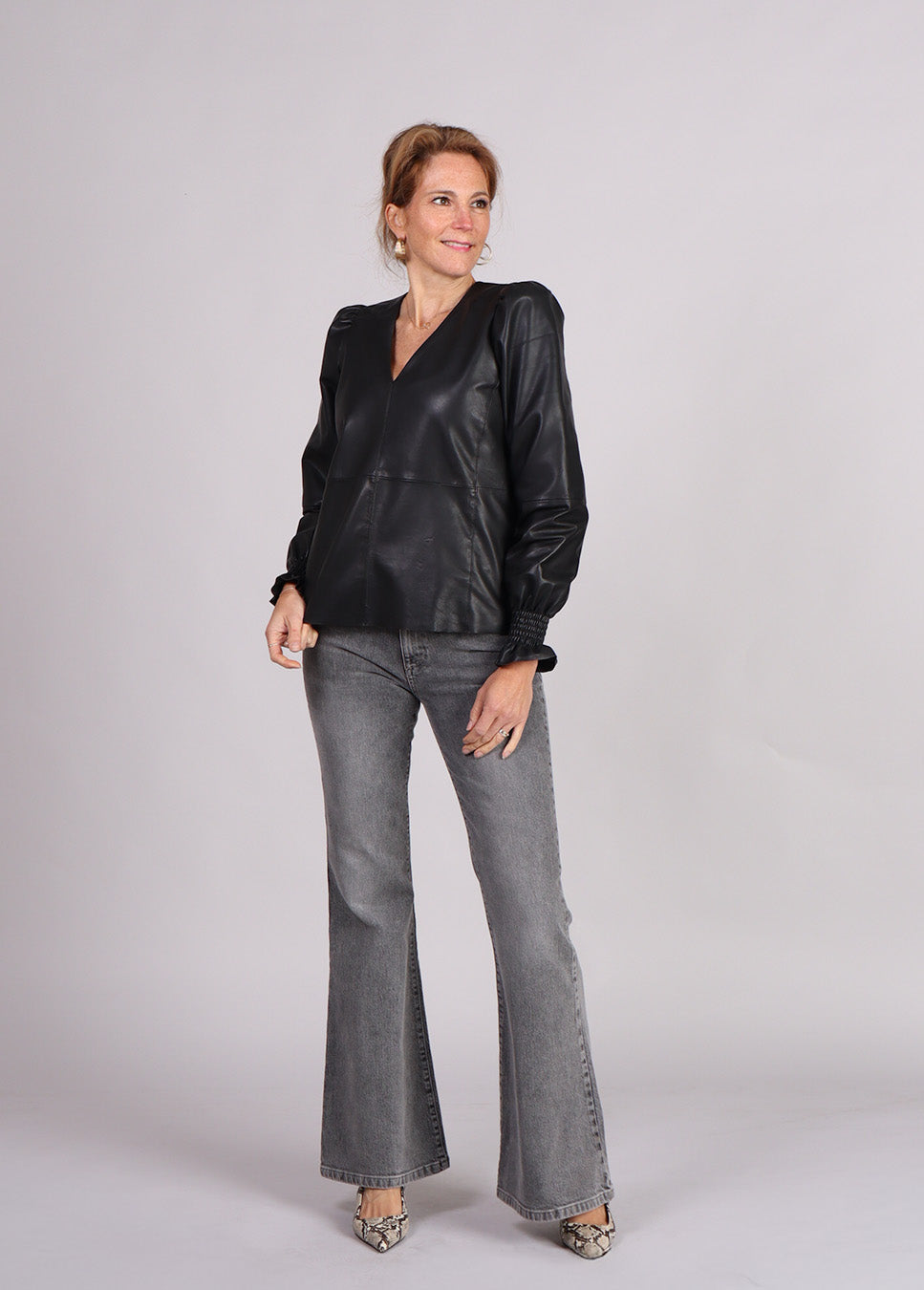 Co Couture PhoebeCC Leather V-Blouse zwart op model met grijze jeans