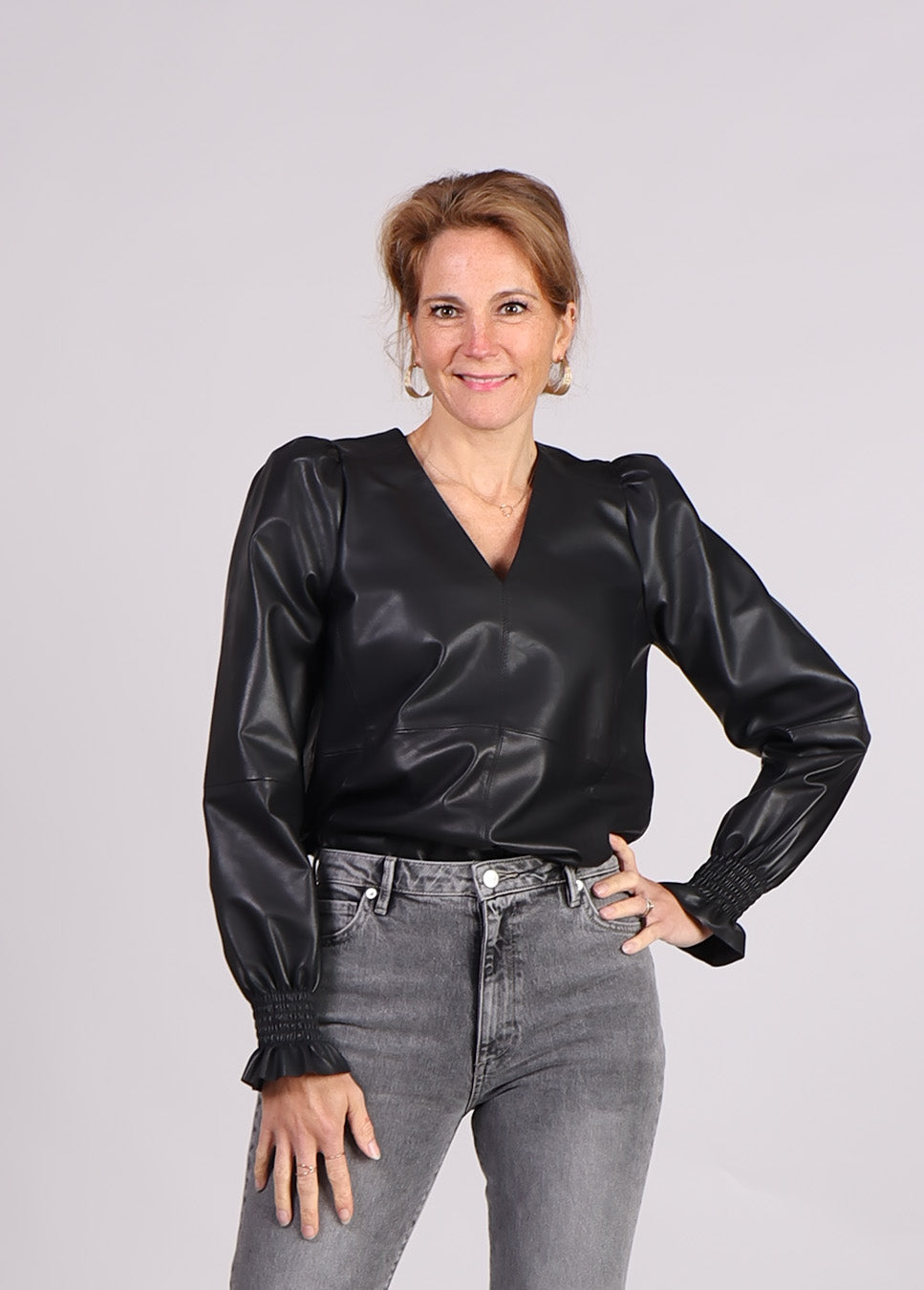 Co Couture PhoebeCC Leather V-Blouse zwart op model