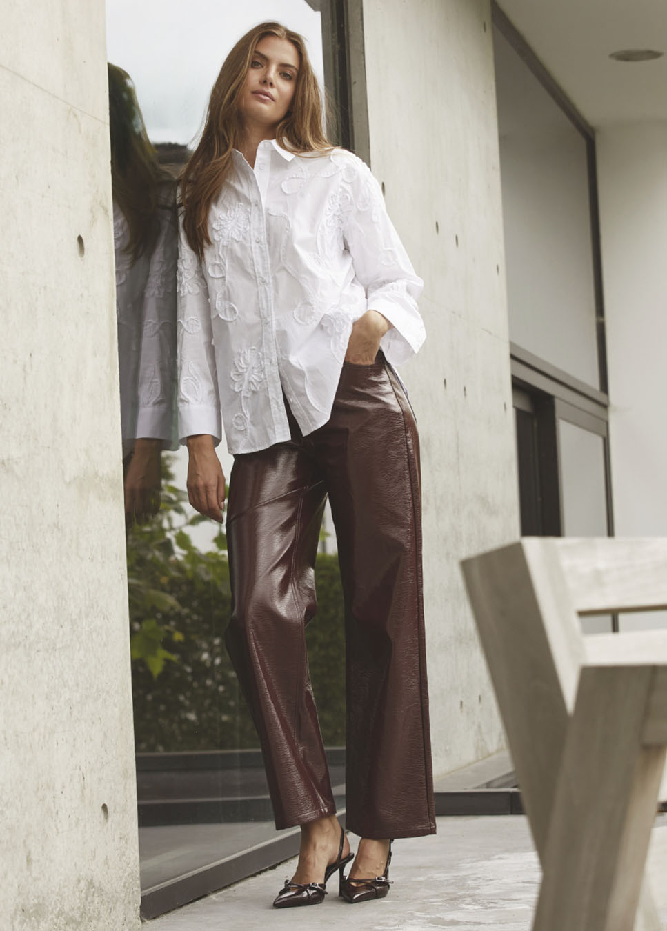 Co Couture PosyCC LL Pant vegan leather lak bordeaux rood voorkant model met witte blouse