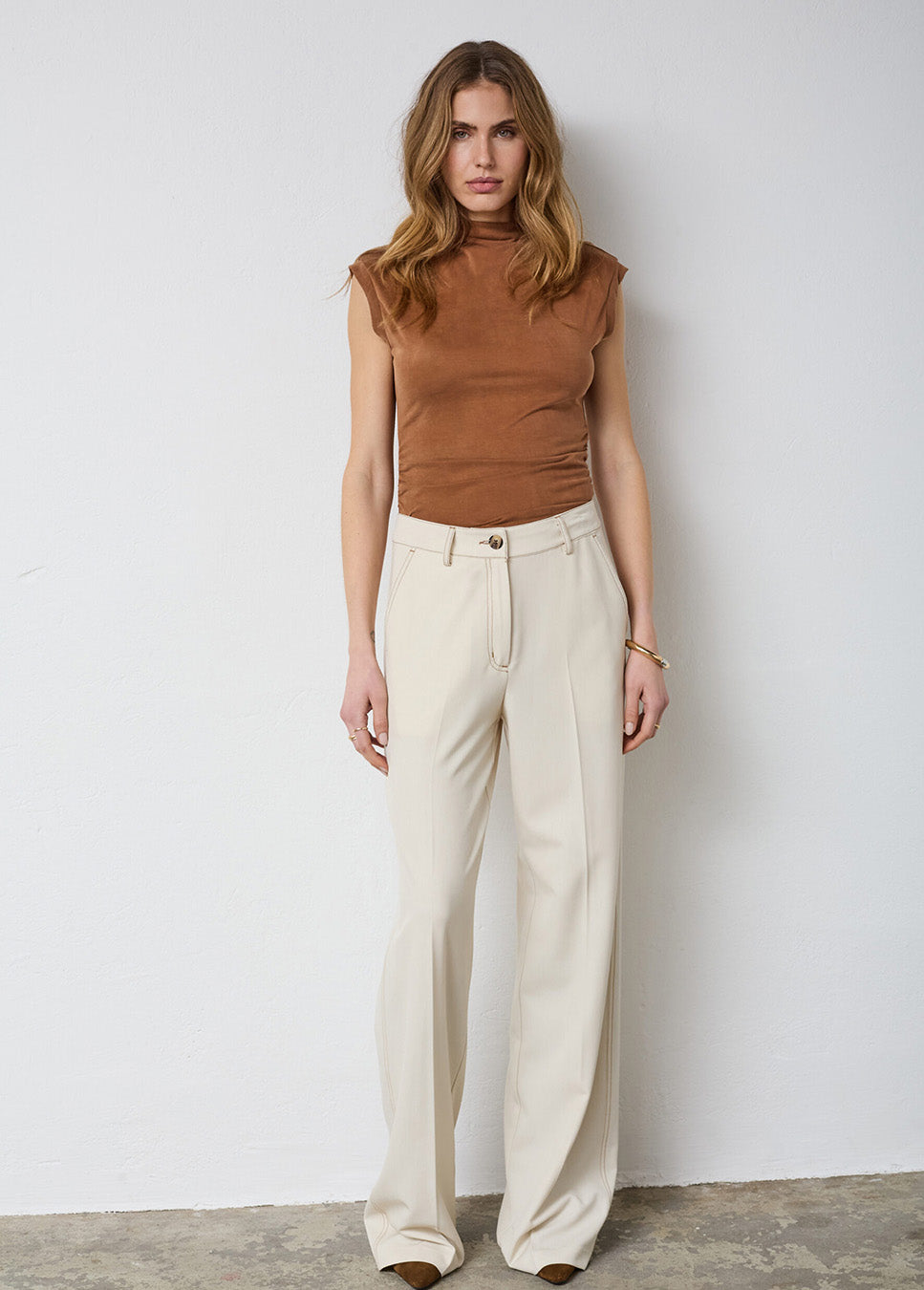 Co Couture TerryCC Denim LL Pant beige  voorkant van model met bruine top