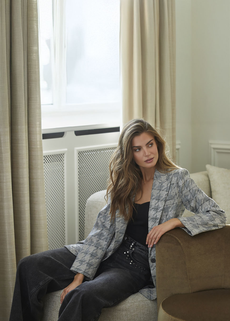 Co Couture VickyCC Stud Wide LL Jeans zwart voorkant model met blazer