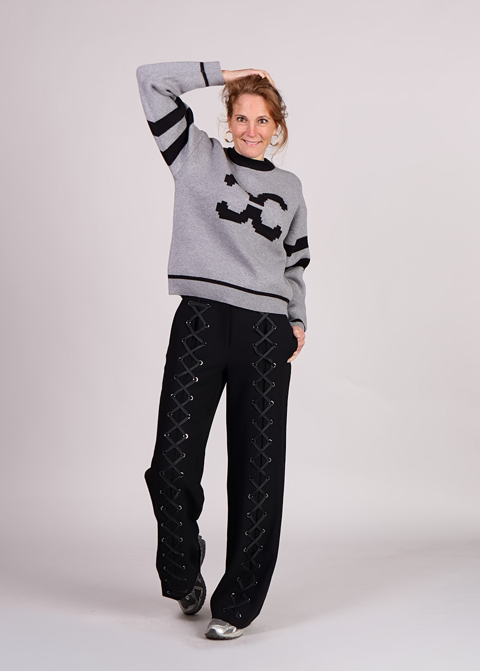Co Couture VolaCC Eyelet LL Pant met veters zwart voorkant model met grijze trui