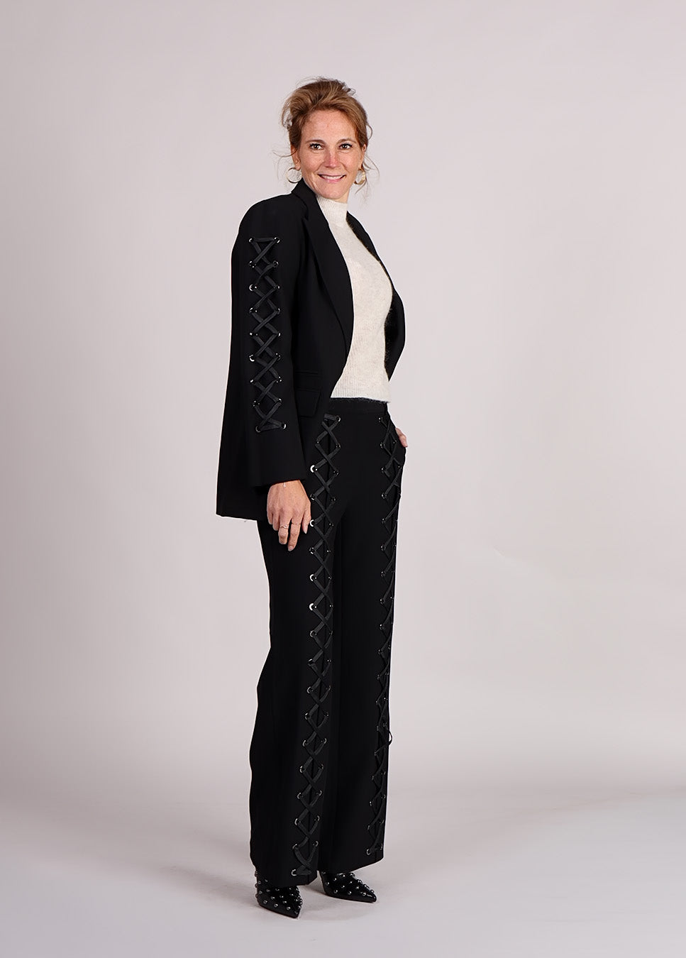 Co Couture VolaCC Eyelet LL Pant met veters zwart zijkant model met bijpassende blazer
