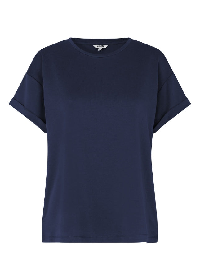 Marineblauw T-Shirt Amana I DWij zijn fan van de basics van mbyM. Zoals dit mooie blauwe T-shirt Amana met omgeslagen mouwen. Het marine blauwe Amana shirt gemaakt van heerlijk zachte duurzame stof heeft een ronde hals en valt losjes. Shop de nieuwe collectie dames T-shirts, basic shirts, mbyM T-shirts in kleuren.
