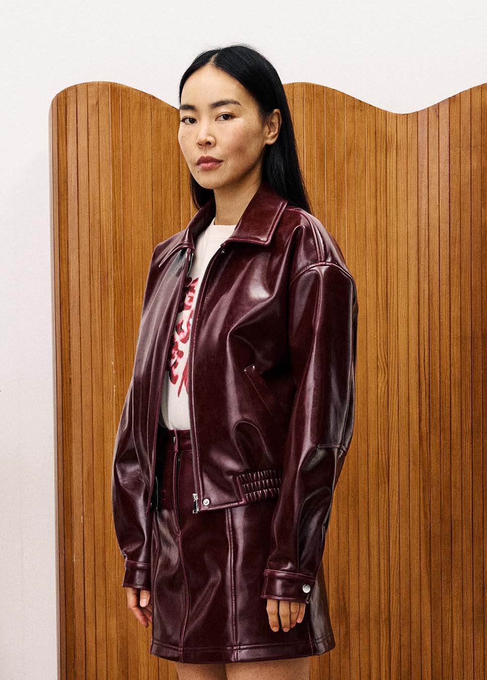 FRNCH lakleren bomberjas vegan leather bordeaux rood zijkant model