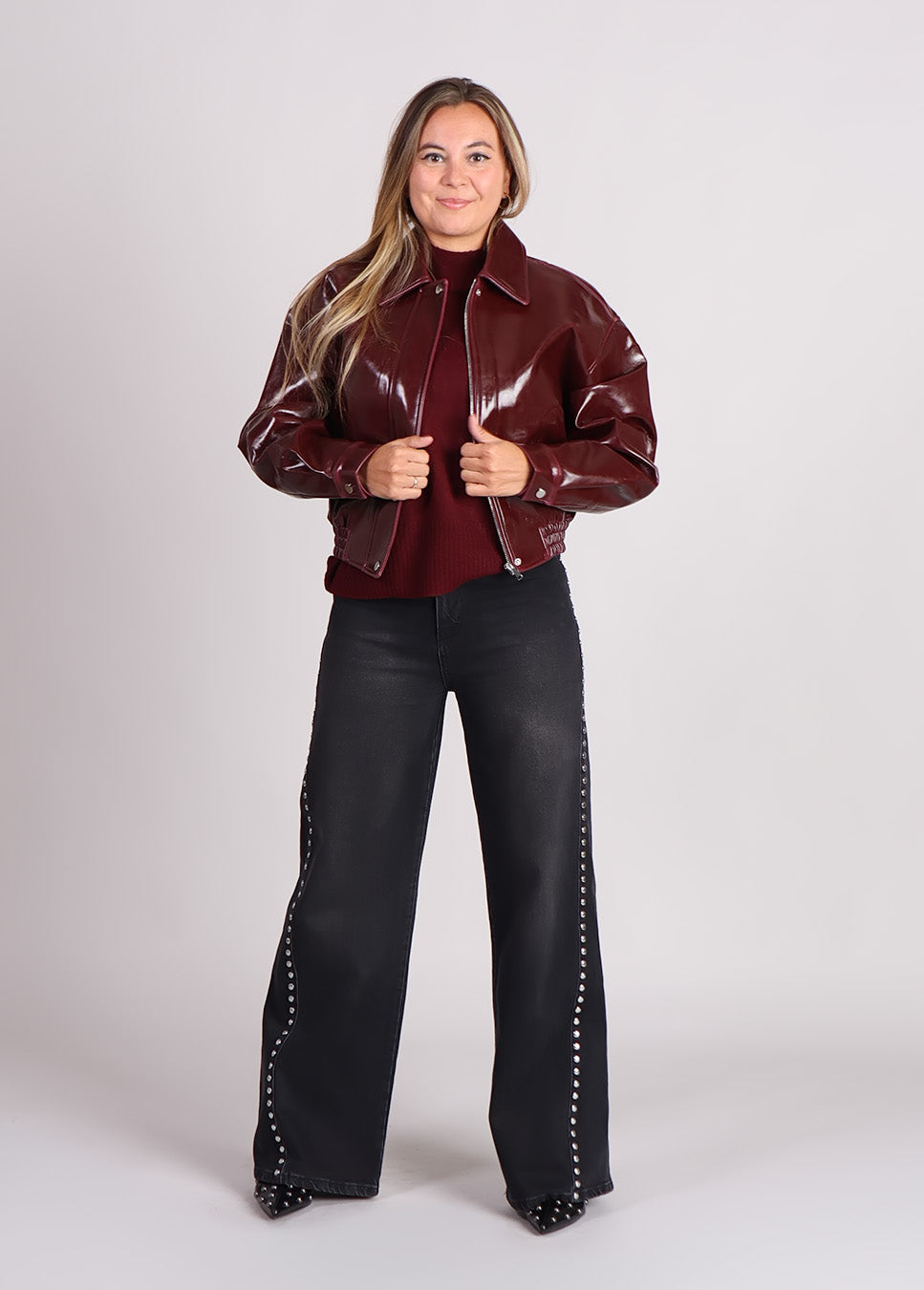 FRNCH Beauvoir lakleren bomberjas vegan leather bordeaux rood voorkant model met zwarte jeans met studs