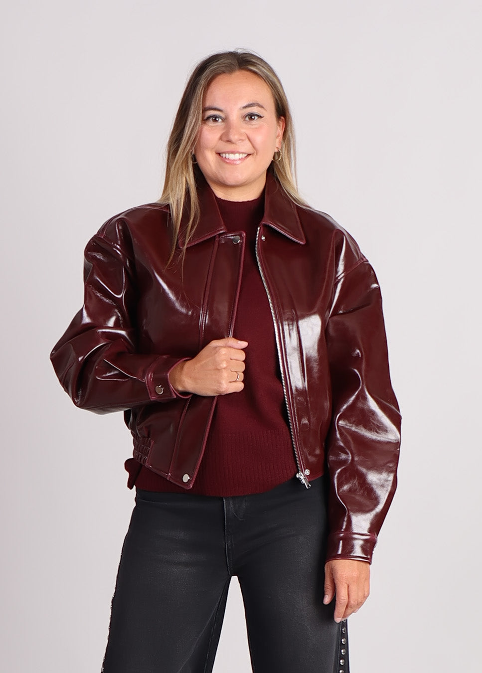 FRNCH Beauvoir lakleren bomberjas vegan leather bordeaux rood voorkant model