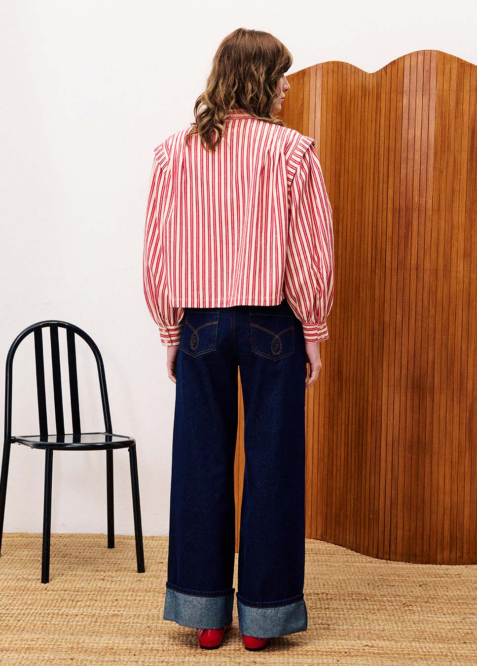 FRNCH CHC25647 blouse met schouderdetails gestreept rood wit achterkant van het model met blauwe jeans