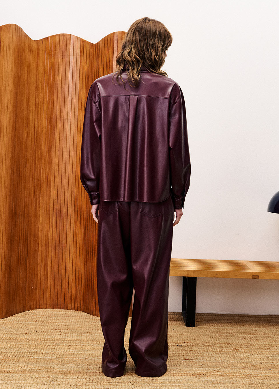 FRNCH CHC25663 lakleren blouse vegan leather bordeaux rood achterkant model 