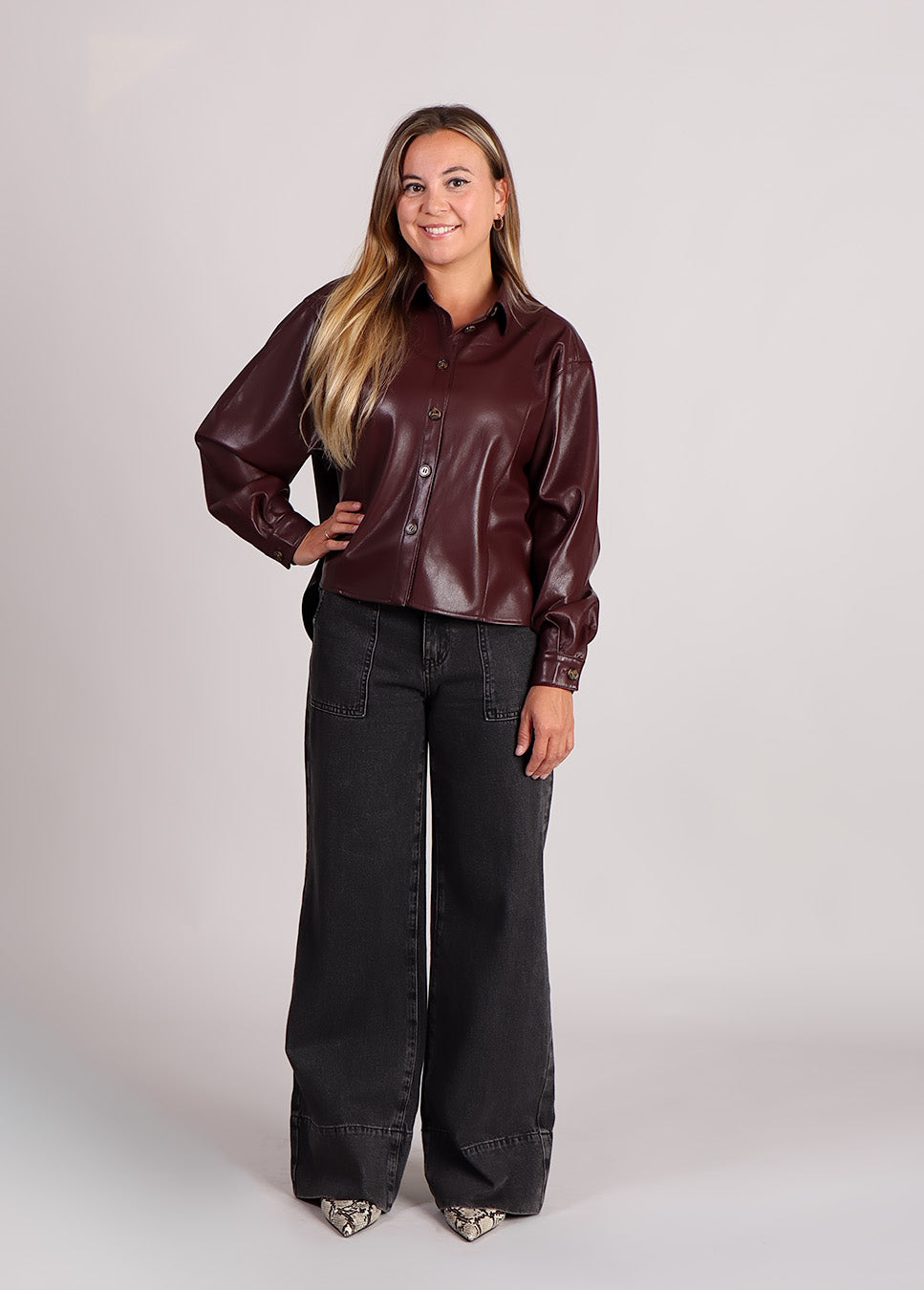FRNCH Simone lakleren blouse vegan leather bordeaux rood voorkant model met zwarte denim 