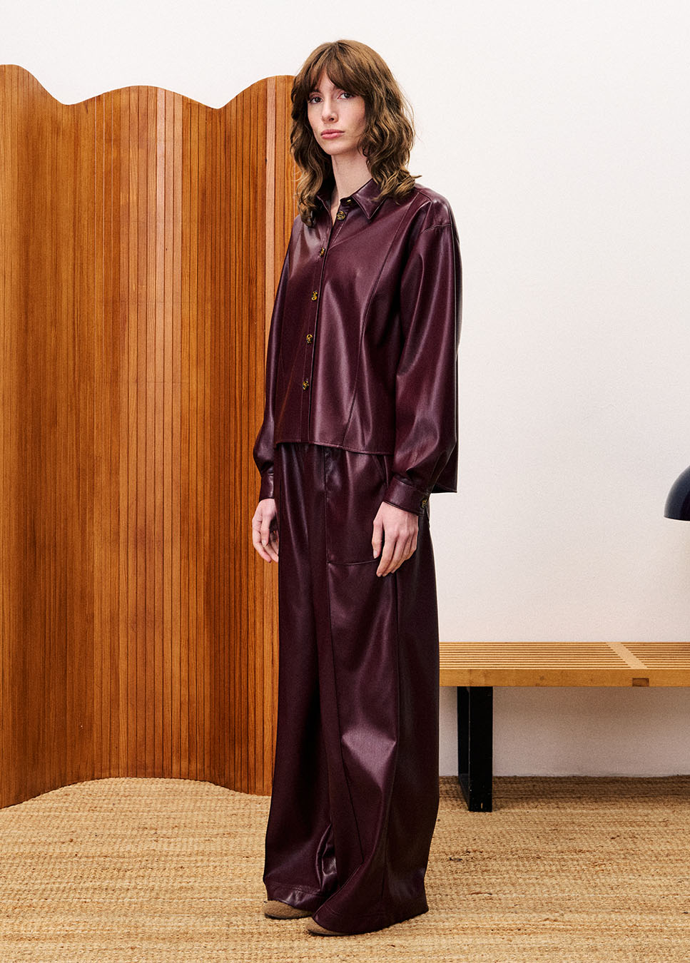 FRNCH CHC25664 lakleren vegan leather wide-leg broek bordeaux rood zijkant model met bordeaux rode blouse