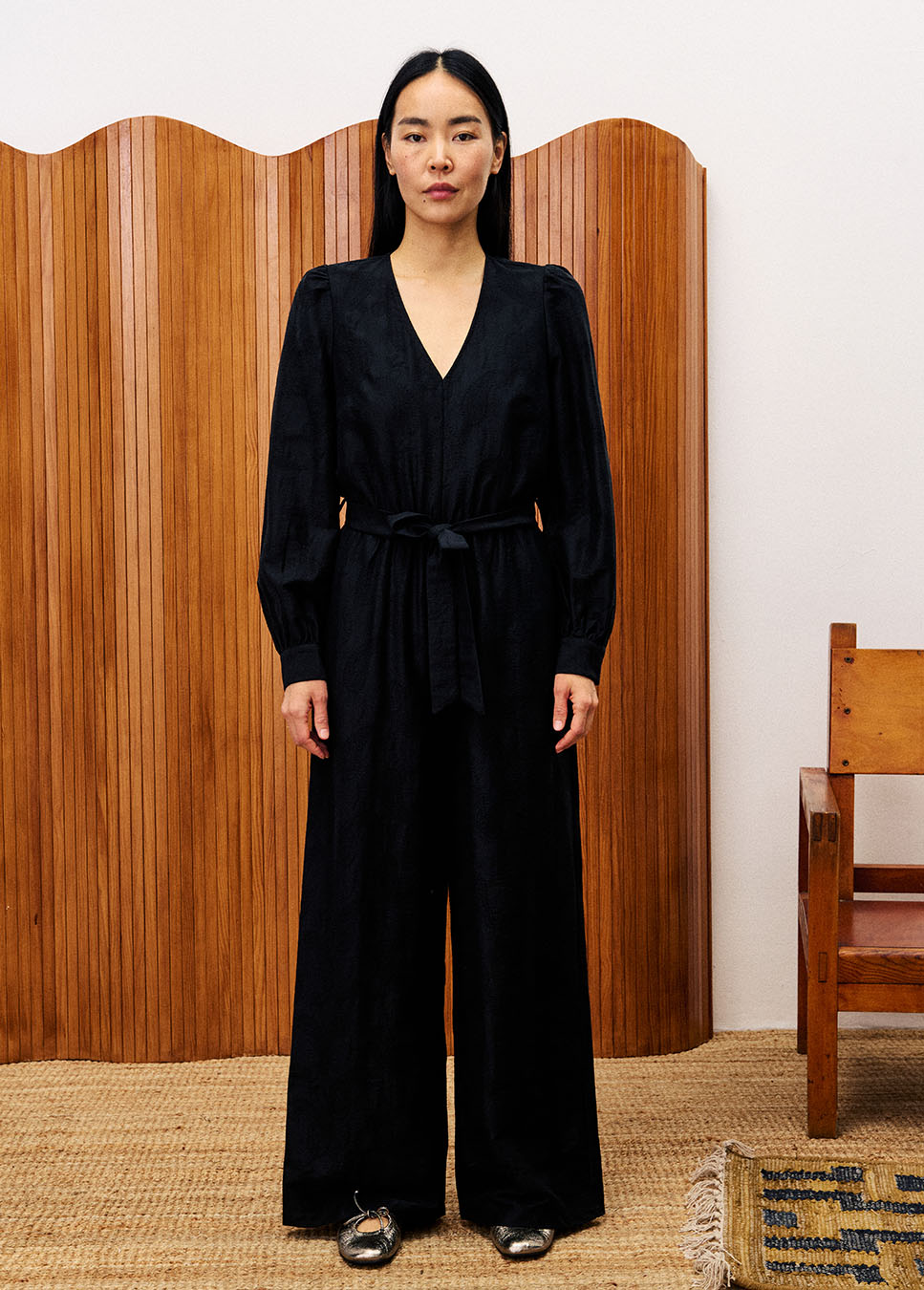 FRNCH CHC25695 zwarte jumpsuit met v-hals, pofmouw en strikceintuur voorkant model