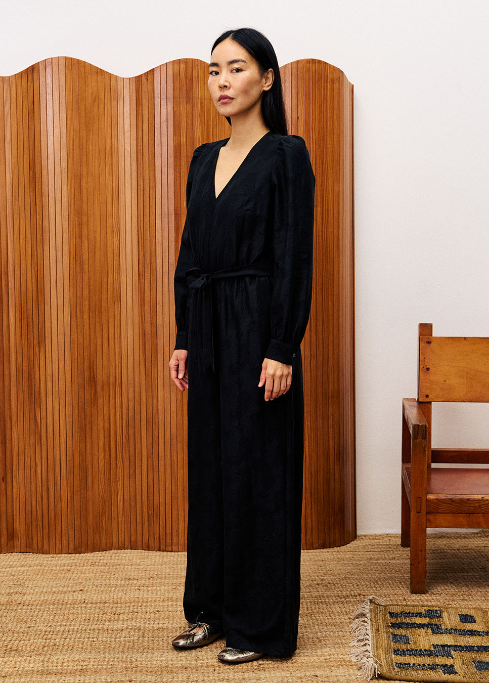 FRNCH CHC25695 zwarte jumpsuit met strikceintuur v-hals en pofmouw zijkant model