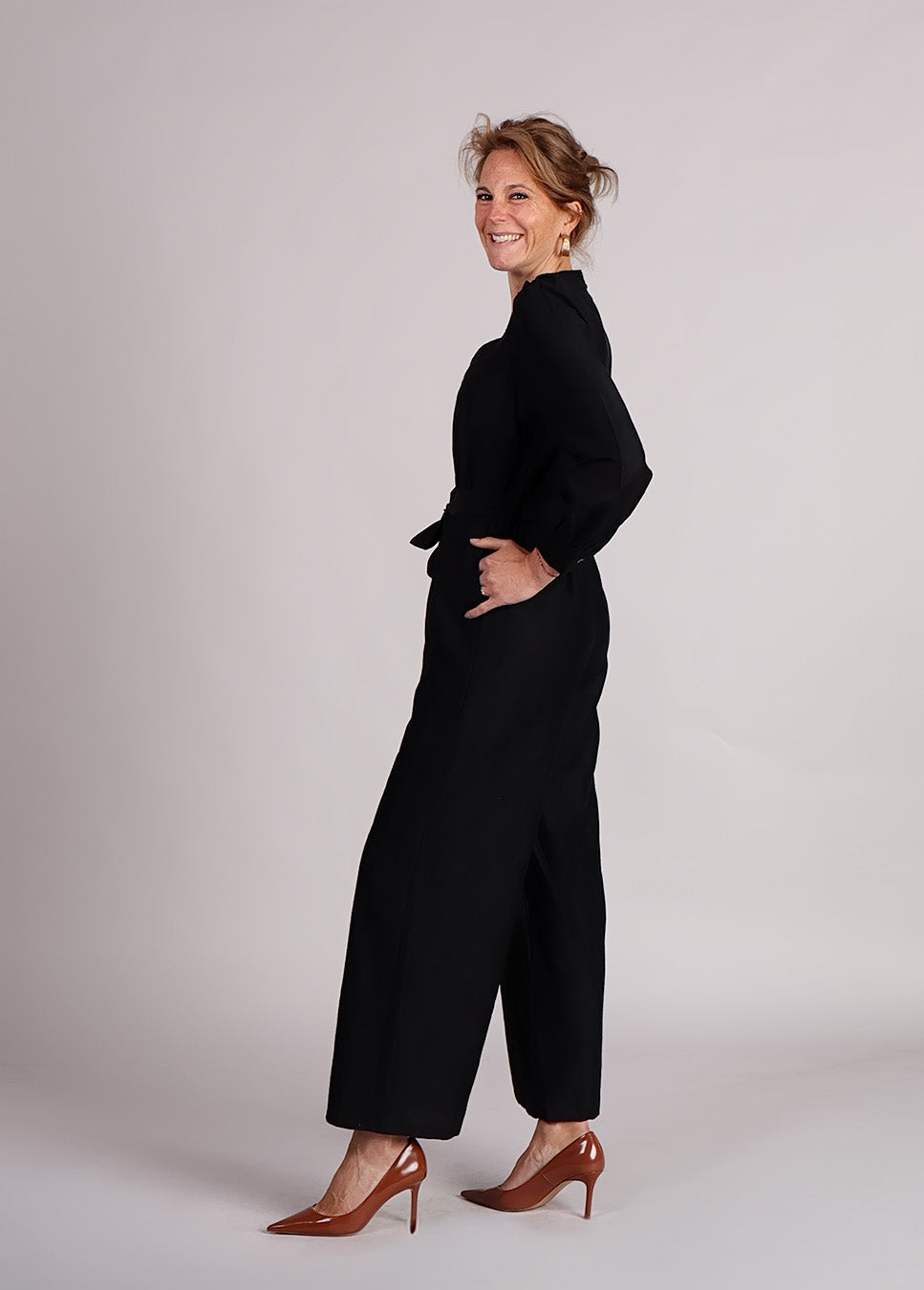 FRNCH Cardamom jumpsuit met strikceintuur en pofmouw zwart zijkant van het model