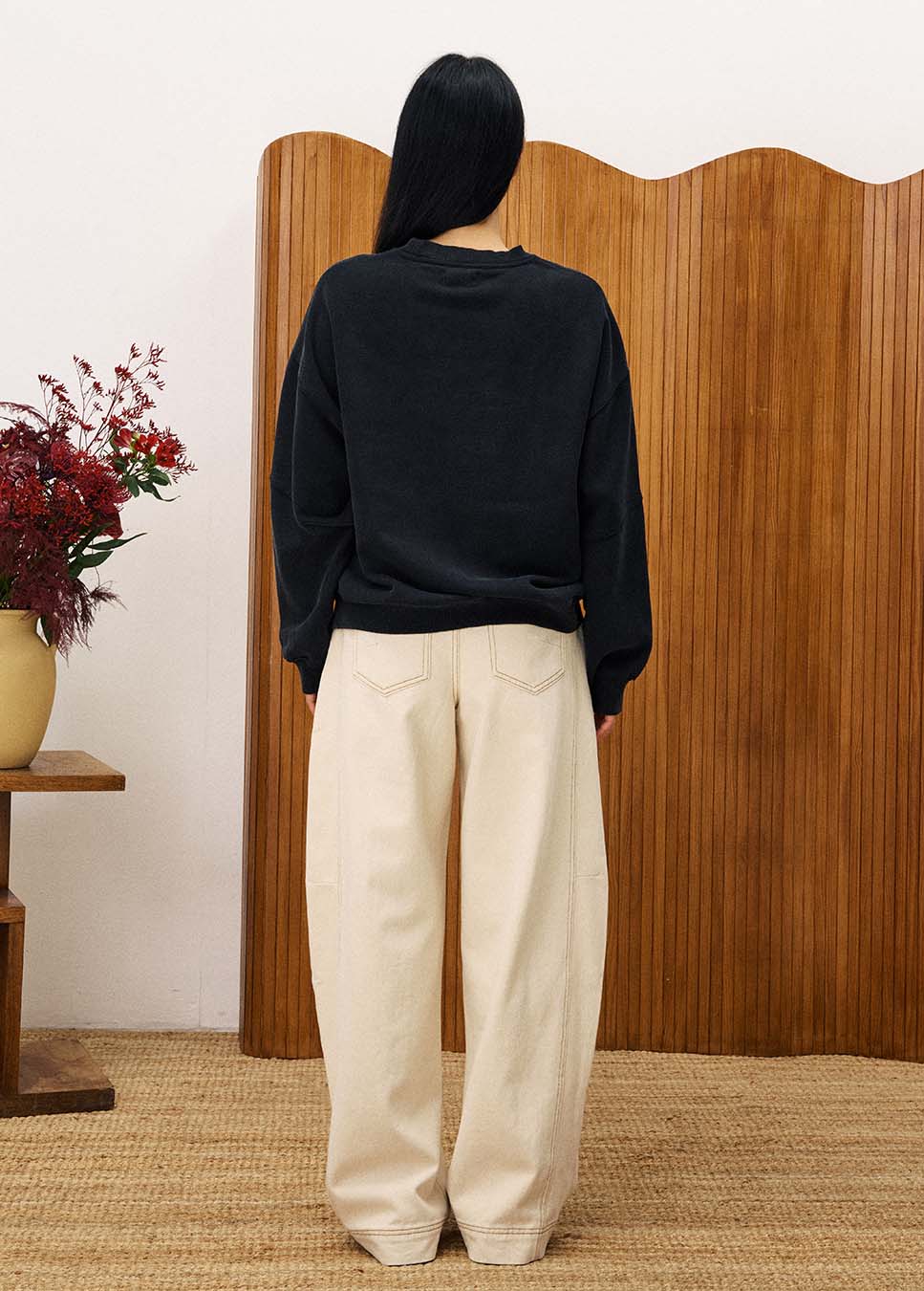 FRNCH CHC25704 sweater met opdruk grijs achterkant model met witte jeans