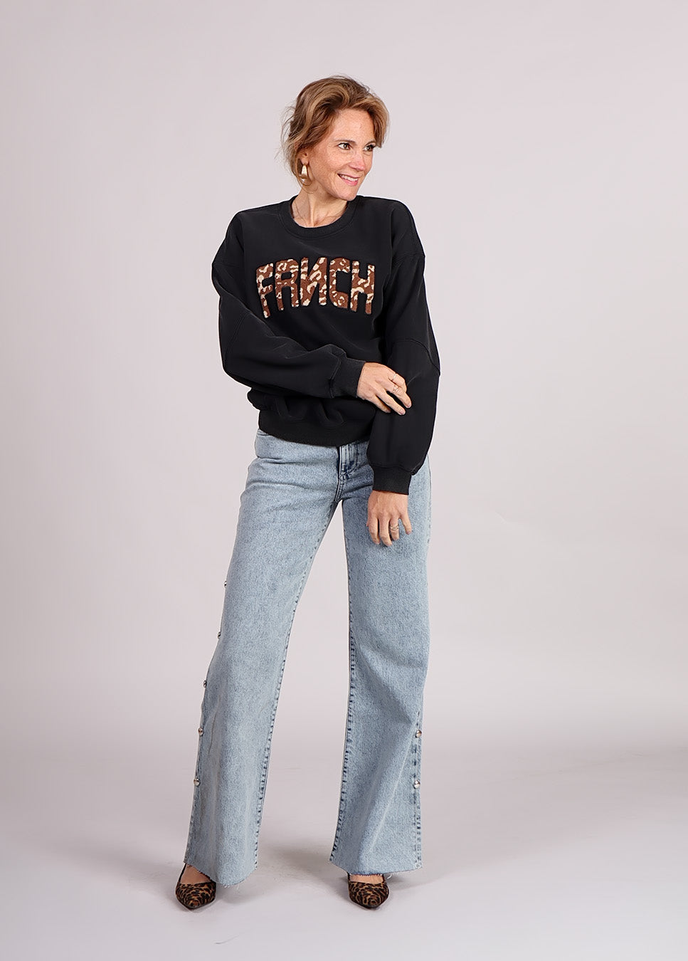 FRNCH Lime sweater met opdruk grijs voorkant van het model met lichtblauwe jeans