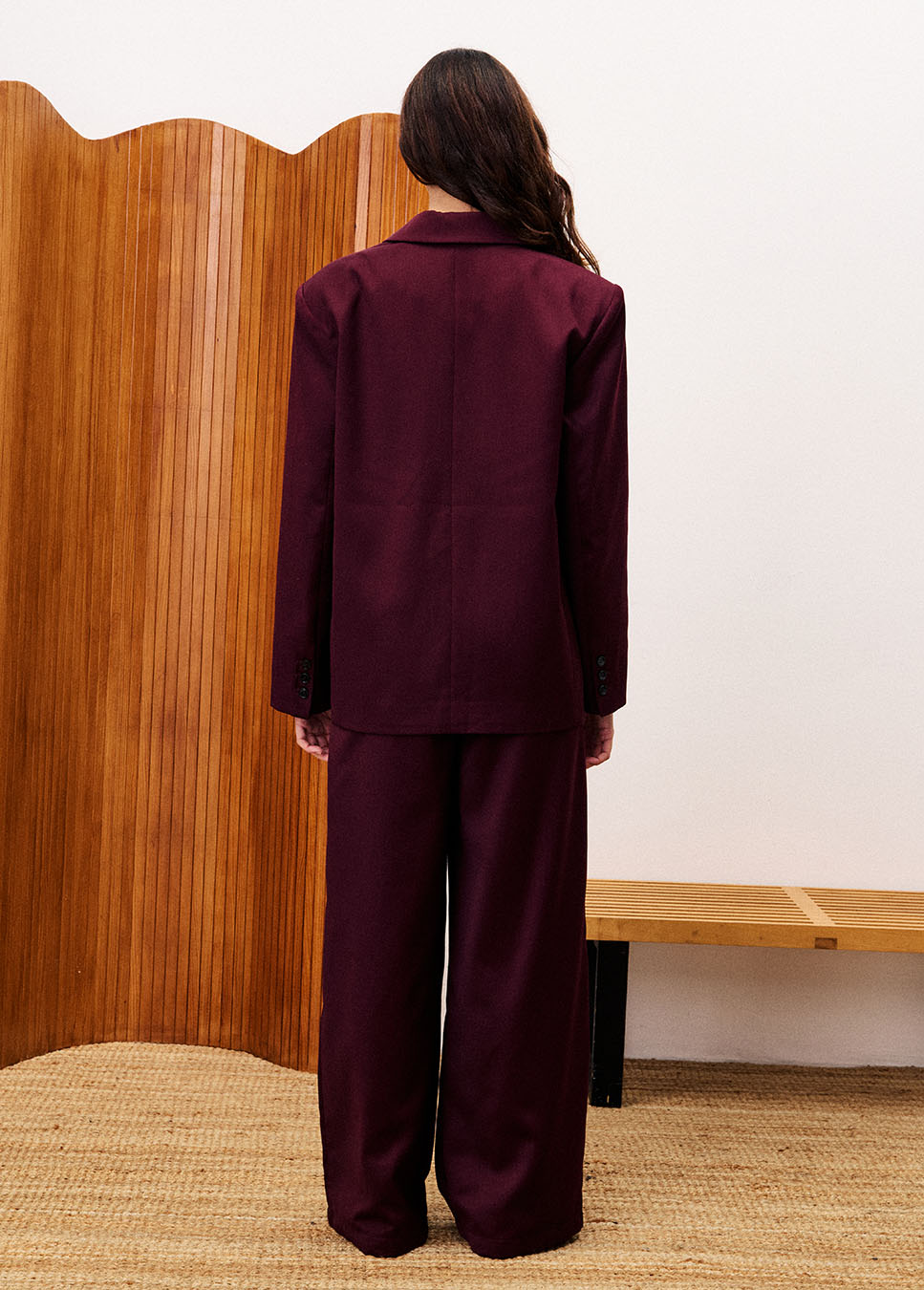 FRNCH CHC25721 wide-leg bandplooi pantalon bordeaux rood achterkant model