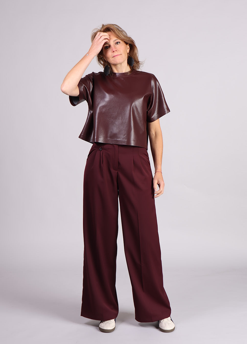 FRNCH Hibiscus wide-leg pantalon bordeaux rood voorkant model met bordeaux rode top
