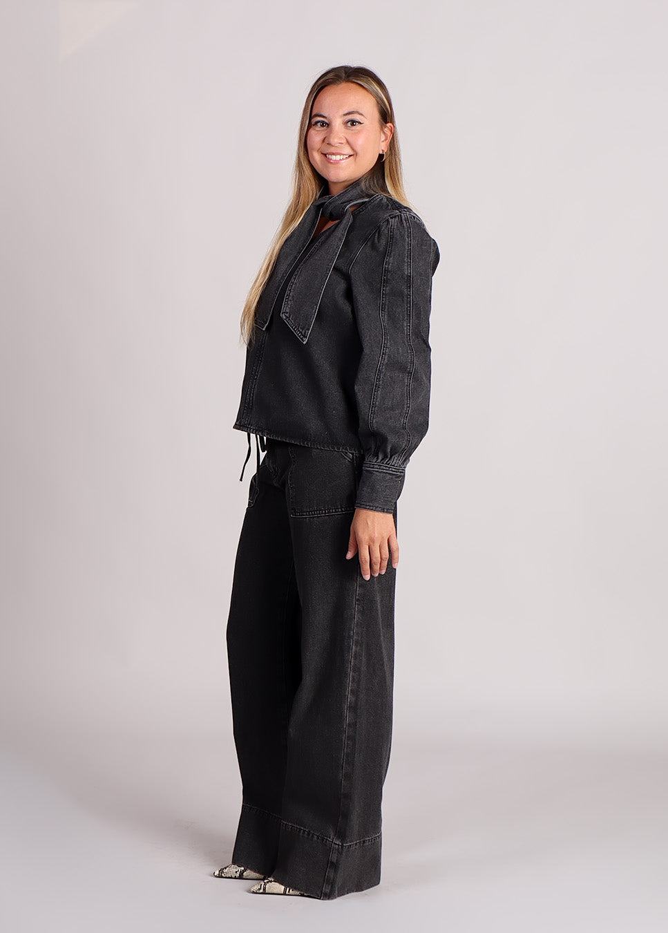 FRNCH Buds blouse met knoopkraag denim zwart zijkant model met zwarte jeans