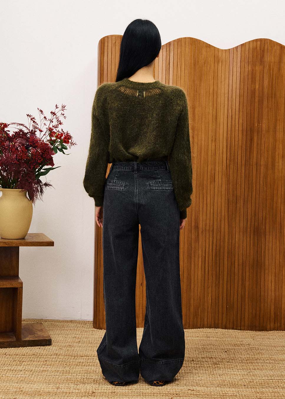 FNCH CHC25740 jeans wide-leg grote voorzakken zwart achterkant model met groene trui