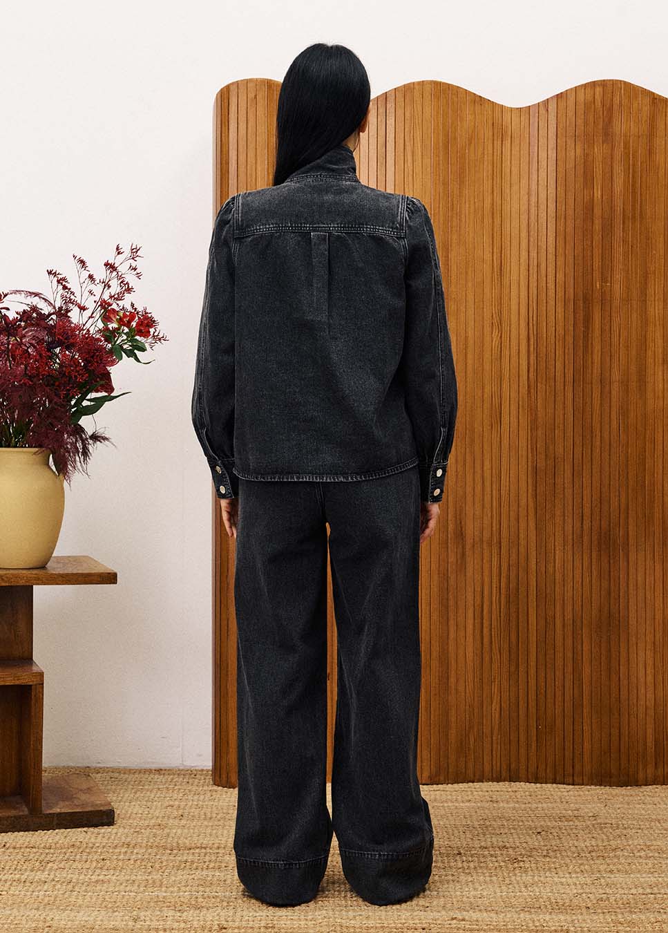 FNCH CHC25740 jeans wide-leg grote voorzakken zwart achterkant model met zwarte denim blouse