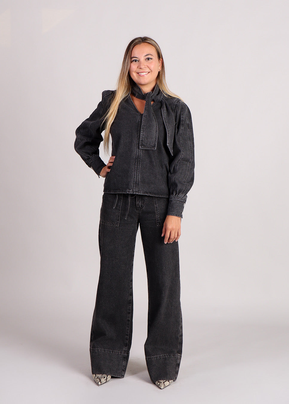 FRNCH Clarkia jeans wide-leg grote voorzakken zwart voorkant met denim zwarte blouse