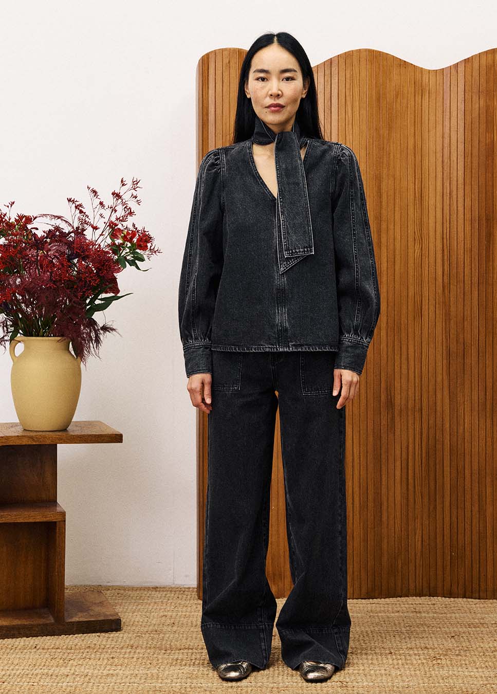 FNCH CHC25740 jeans wide-leg grote voorzakken zwart voorkant model met zwarte denim blouse