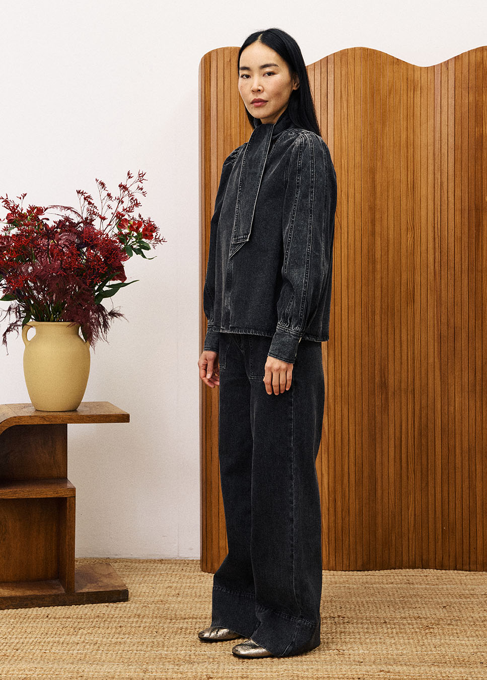 FNCH CHC25740 jeans wide-leg grote voorzakken zwart zijkant model met zwarte denim blouse