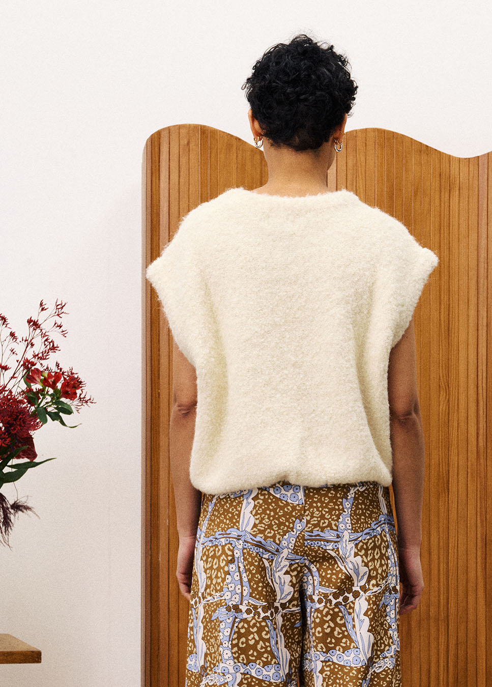 FRNCH CHM25788 gebreide wollen spencer wit creme achterkant model 