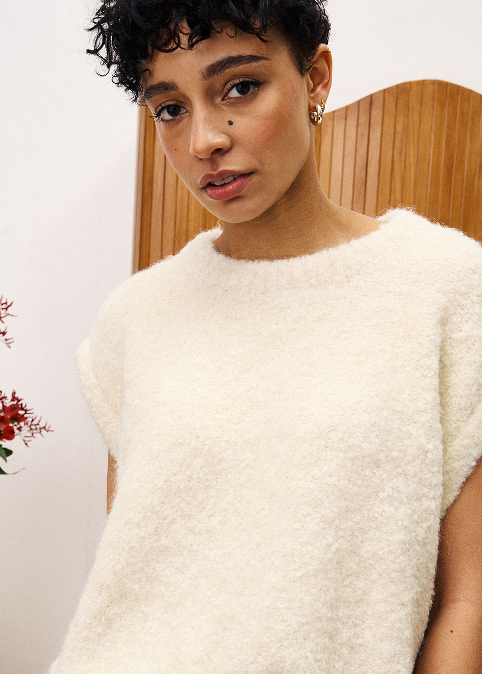 FRNCH CHM25788 gebreide wollen spencer wit creme voorkant detail model