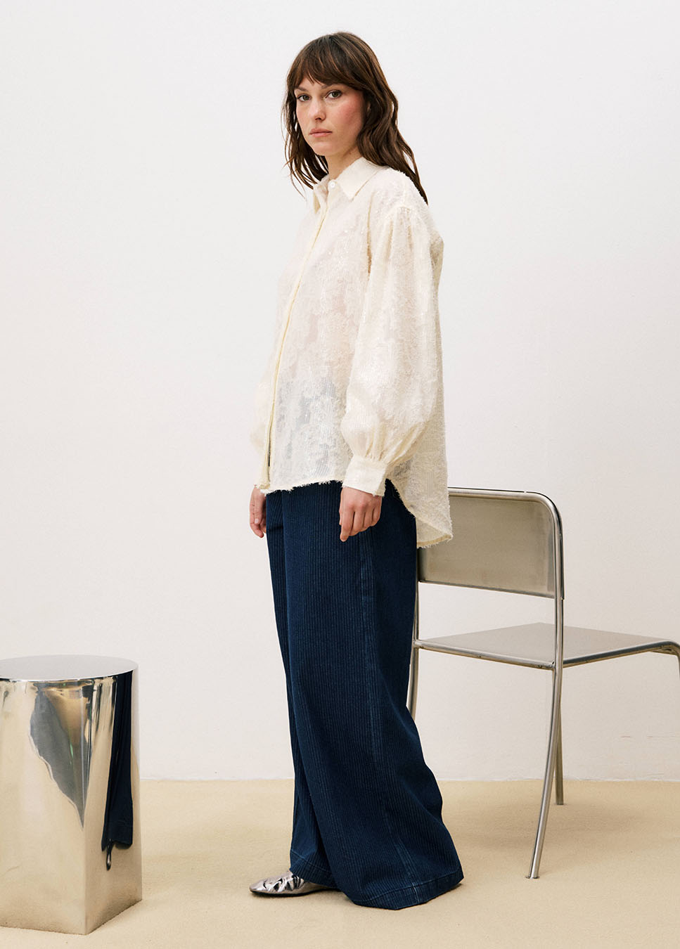 FRNCH Candi blouse met pailletten creme zijkant model met blauwe jeans