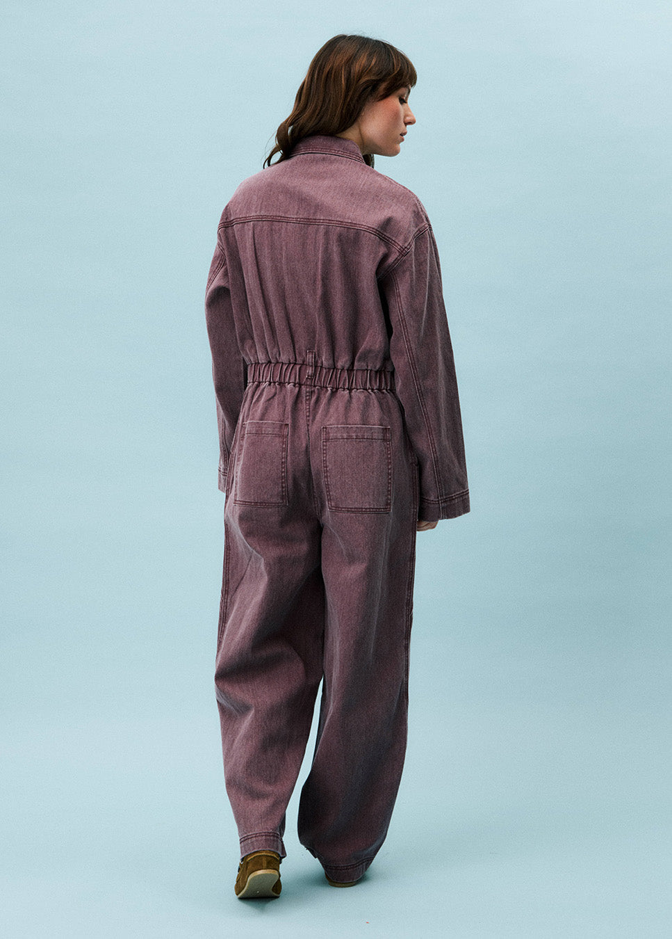 FRNCH Fabiana jumpsuit denim aubergine achterkant van het model