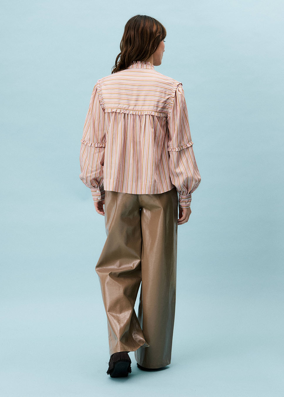 FRNCH Hortensis broek vegan leather wide-leg beige achterkant van het model met blouse