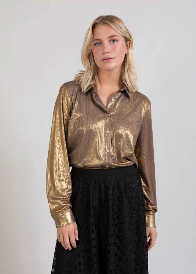 Hoe leuk is deze metallic gouden blouse van het merk Coster Copenhagen. De gouden blouse heeft een klassieke kraag. Combineer de gouden blouse op een zwarte rok voor een feestelijke outfit of combineer de blouse op een zwarte jeans voor een meer casual look. Shop de gouden blouse bij online dameskleding Boetiek Aniek.