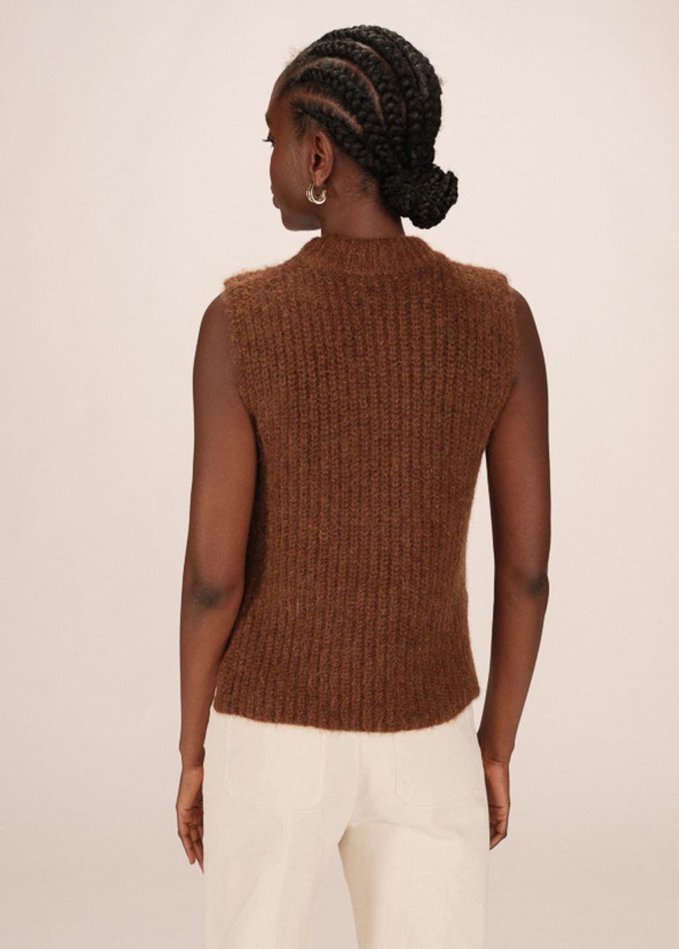 Achterkant op model grace & Mila sablon wolmix bruine spencer