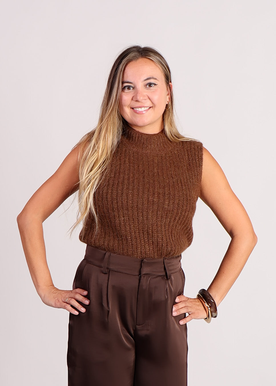 Grace & Mila Sablon spencer wolmix bruin voorkant model bruine satijnen broek